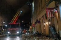 En mann ble lørdag kveld kjørt til legevakt etter å ha fått en isklump i hodet i Dronningens gate i Oslo. På grunn av mildværet raste is og snø ned en rekke steder over hele Østlandet lørdag.