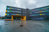 Her på karantenehotellet Comfort Hotel Runway ved Oslo lufthavn er de klare for storinnrykk.
