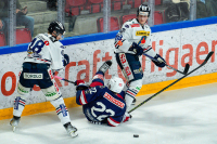 Martin Røymark går over ende mellom Sparta-spillerne Marcus Fagerudd og Paulius Gintautas i torsdagens toppkamp. Senere scoret han Vålerengas vinnermål.