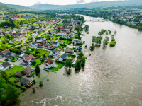 Flere boliger i Hokksund står mandag i vann etter at Drammenselva har gått over sine bredder.