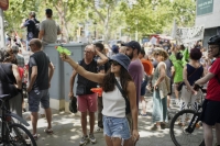 Flere turister fikk seg en vannsprut i Barcelona søndag.