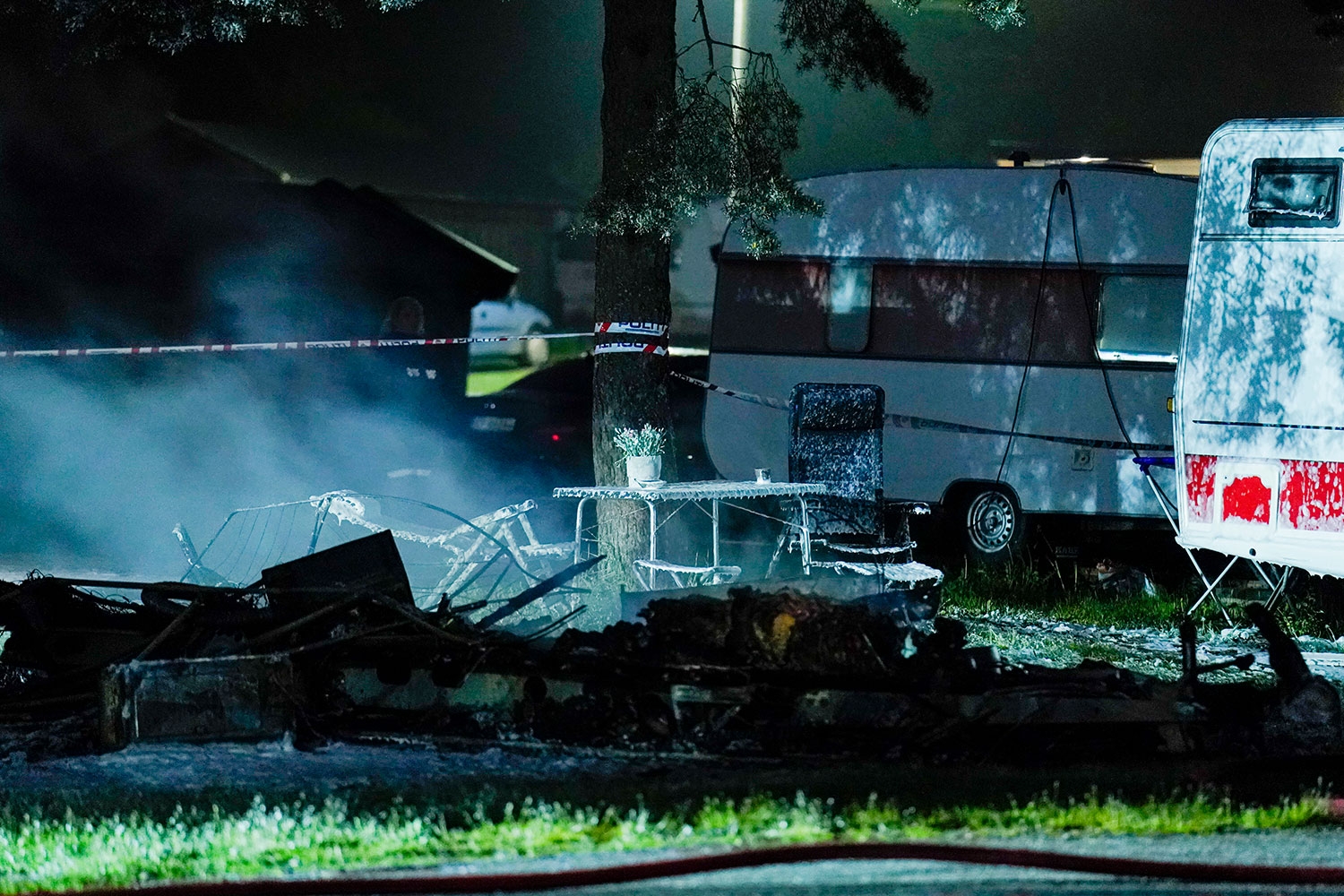 Politiet og brannvesenet jobber på stedet der en person er funnet død etter brann i en campingvogn på Bogstad camping i Oslo natt til lørdag.
