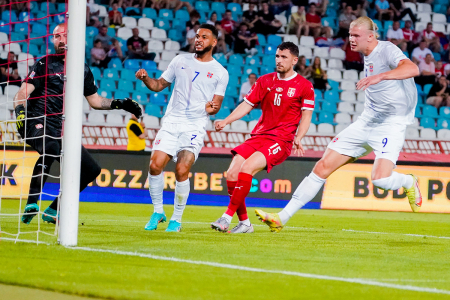 Erling Braut Haaland har nettopp satt inn Norges ledermål i nasjonsligakampen mot Serbia.