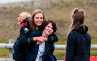 Prinsesse Ingrid Alexandra (f.v.), Maud Angelica Behn og Leah Isadora Behn leker under kongefamilien besøker UNIS og Svalbard museum på Svalbard.